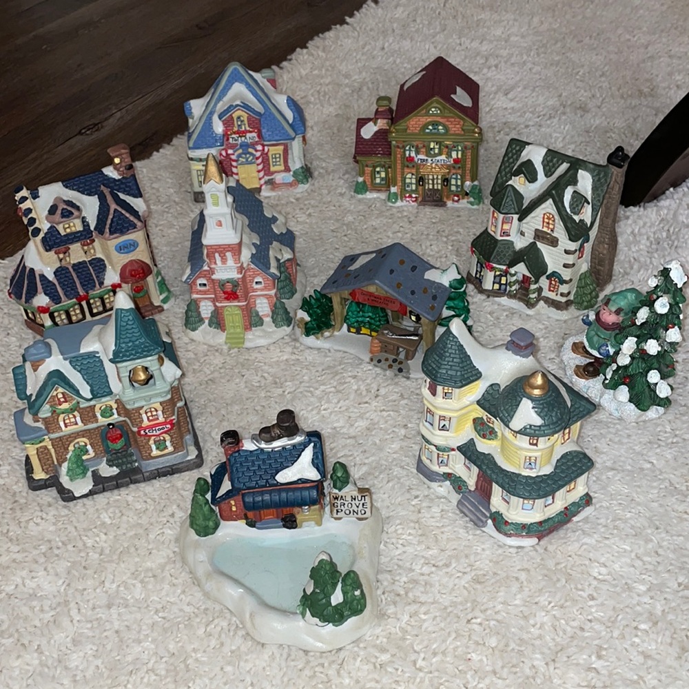 EUC-10 piece Christmas village (glass)